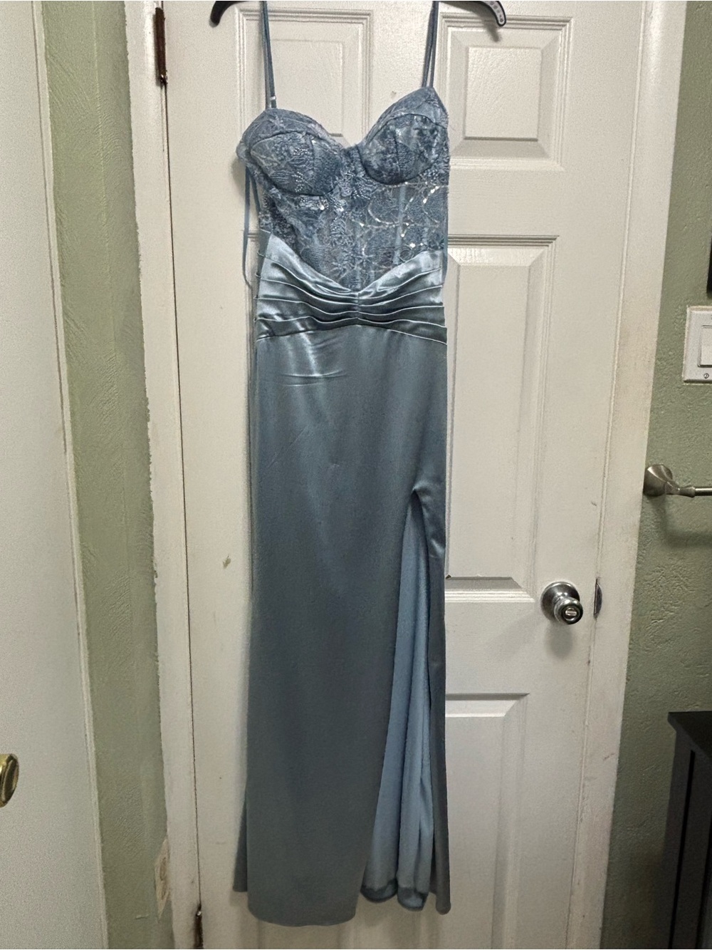 B Darlin Juniors' Lace-Bodice Sweetheart Neck Gown Size 1/2
